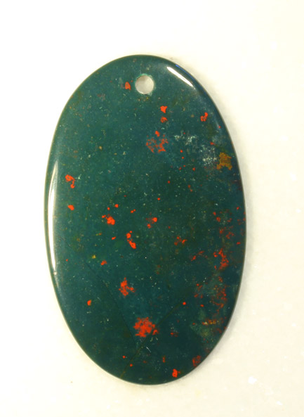 Heliotrop-Cabochon mit Bohrung