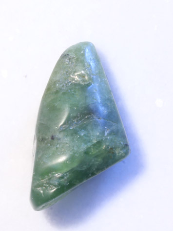 Peridot-Trommelstein mit Bohrung