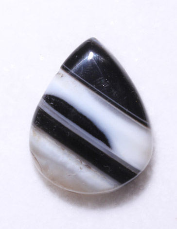 Sardonyx- Cabochon mit Bohrung